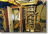 Вид из центра бытового отсека на левый борт: внутри кабинки - выходной люк наружу и лестница наверх в командный отсек